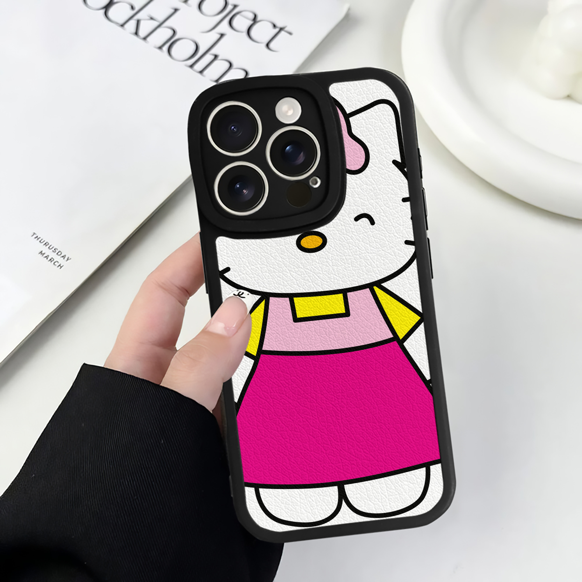 （画像用） Hello Kitty ハローキティ 【iPhone 16シリーズ対応】シリコンスマホケース（レザー調） 材質：シリコン